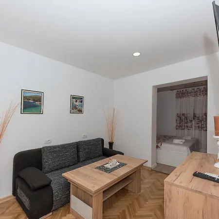 Royal M&m Apartment *